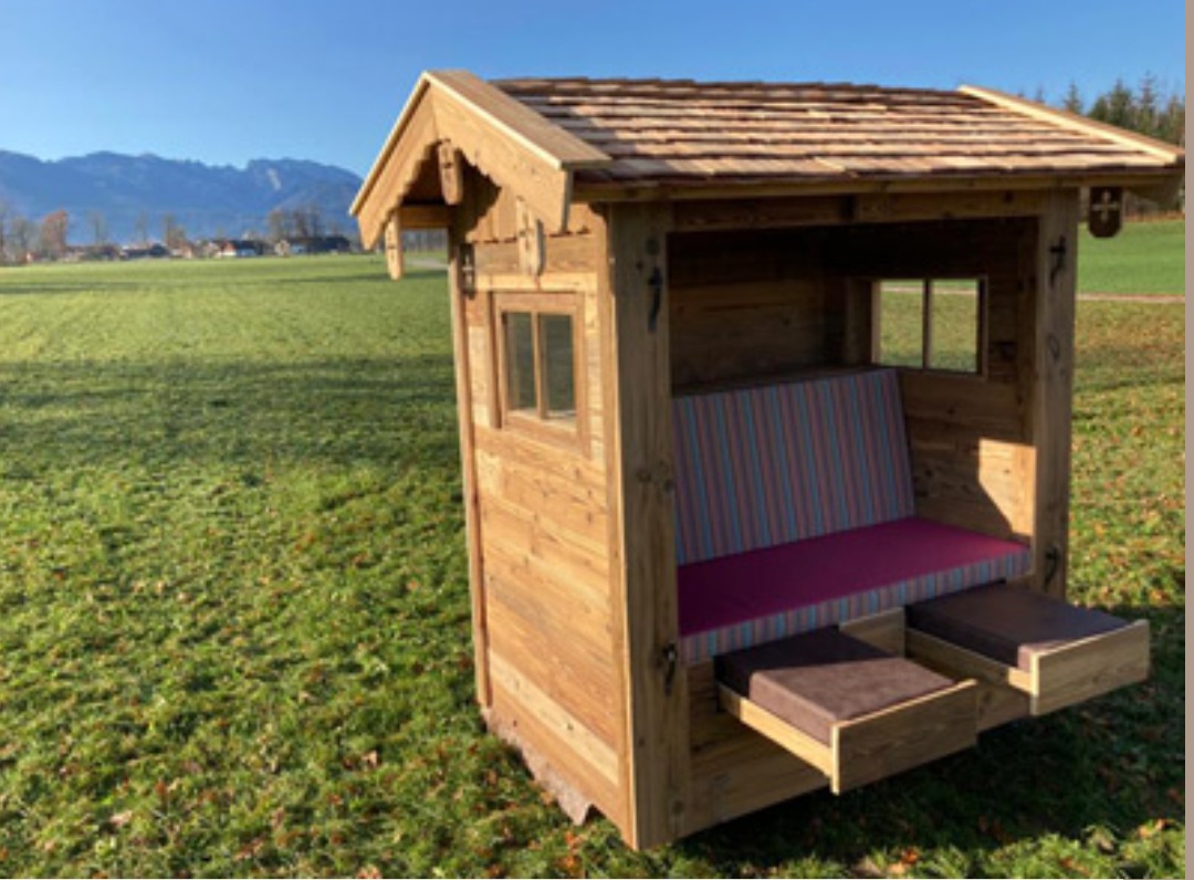 Zu gewinnen gibt es einen Almkorb aus Holz